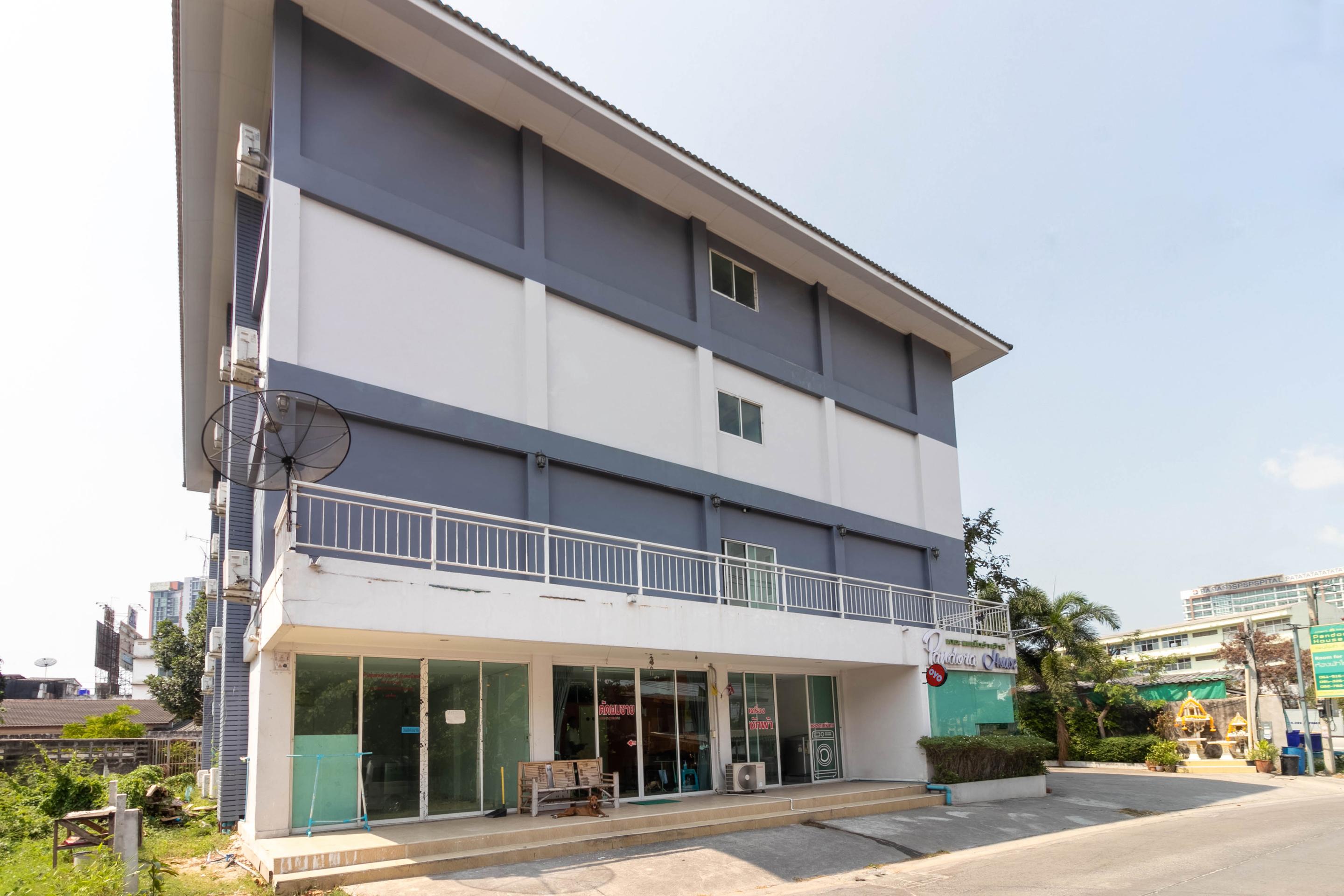 Oyo 75389 Pandora House Hotel Pattaya Bagian luar foto