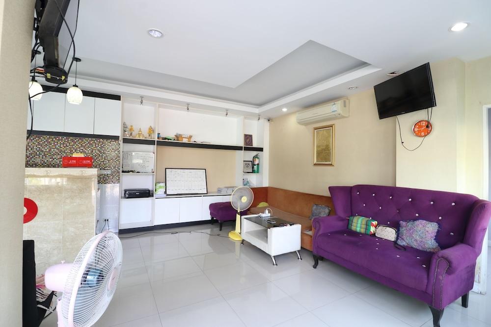 Oyo 75389 Pandora House Hotel Pattaya Bagian luar foto