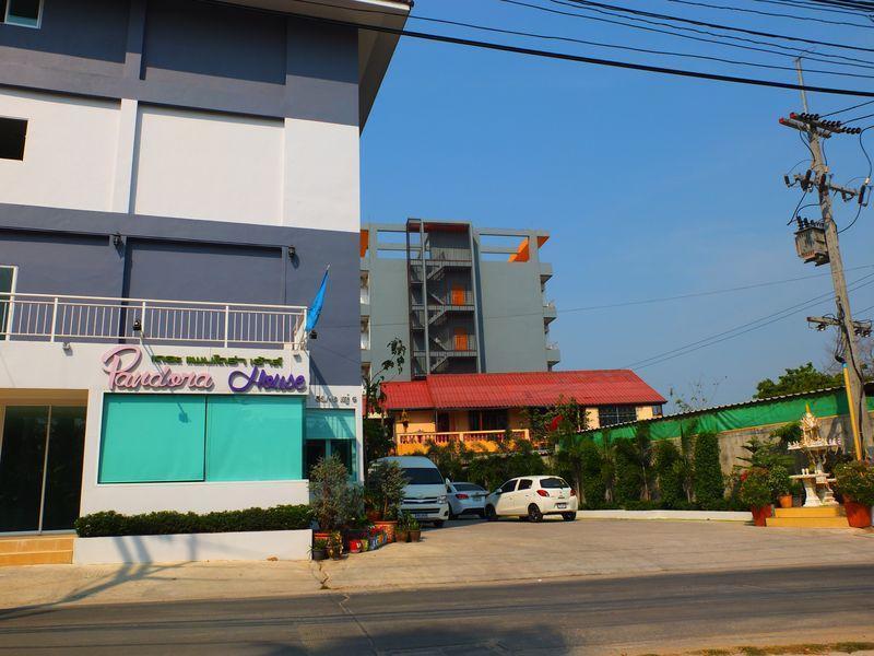 Oyo 75389 Pandora House Hotel Pattaya Bagian luar foto